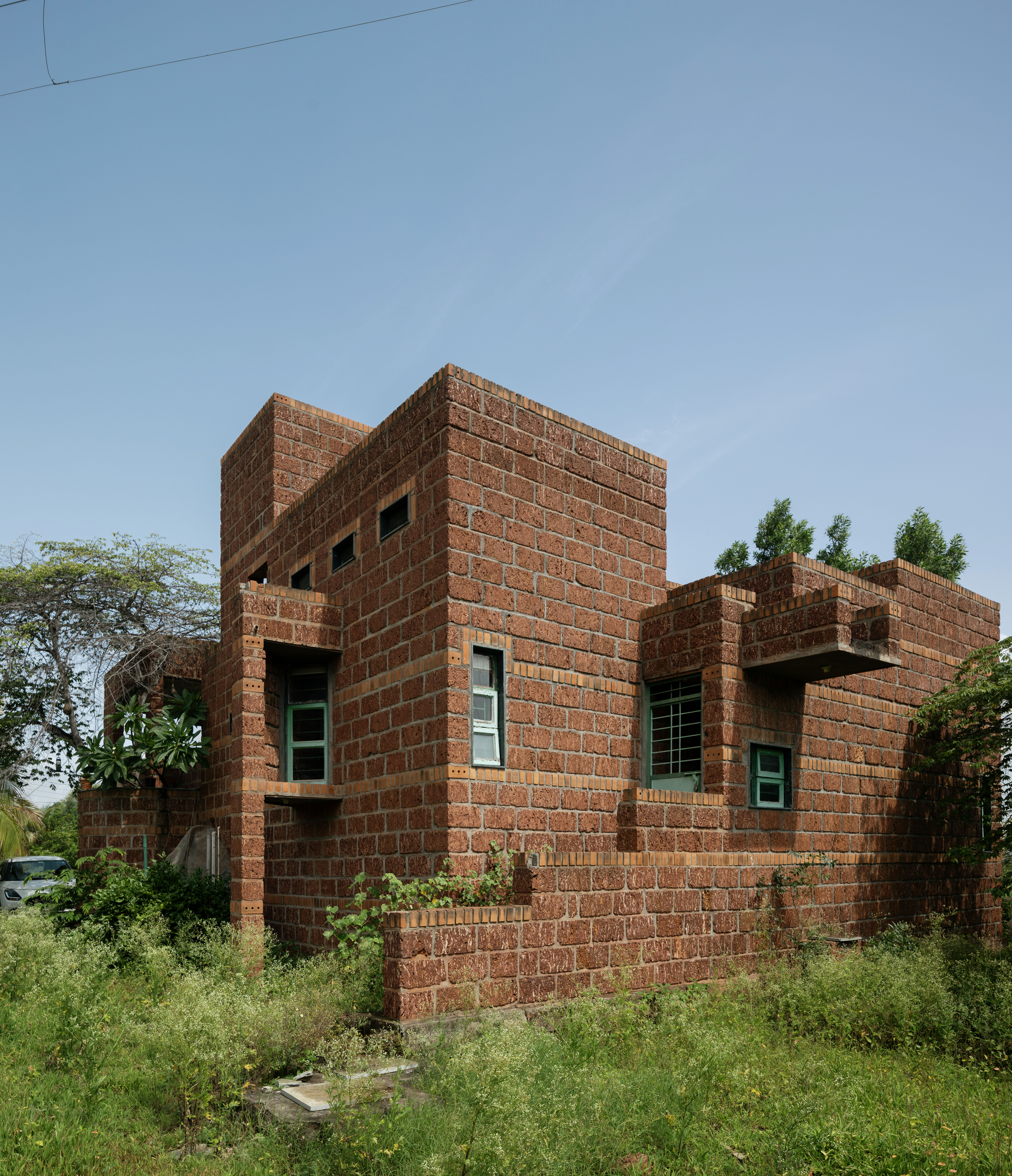 Kanade brothers house in India, brick structure in green surrounds