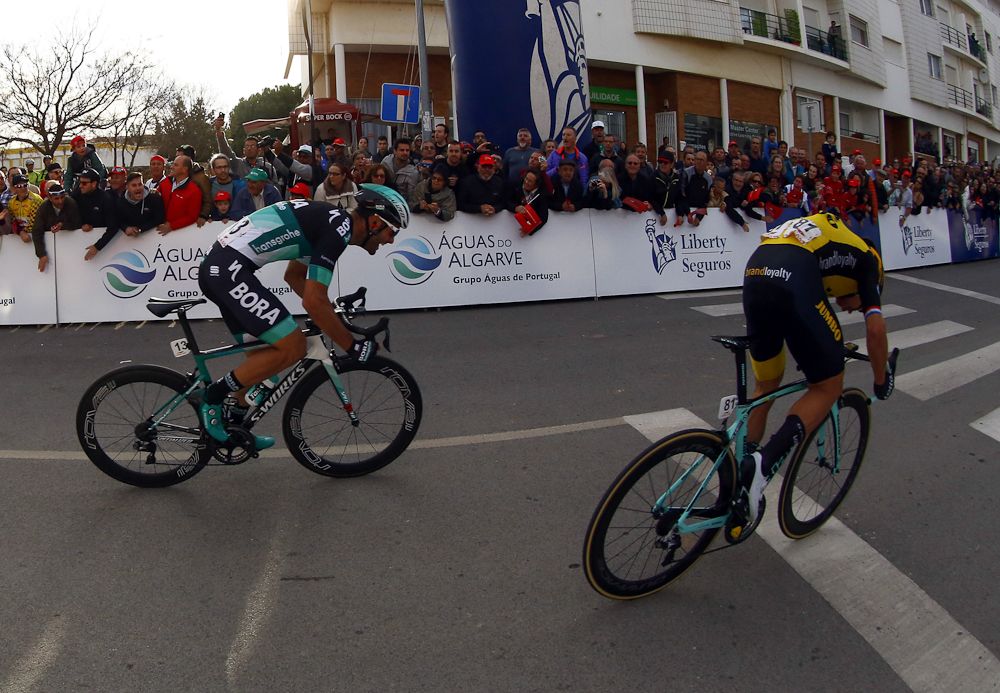 Dylan Groenewegen sprint ahead of Matteo Pelucchi during stage 4 at Volta ao Algarve