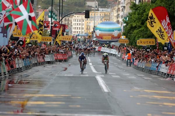Roman Kreuziger (Liquigas) and Carlos Barredo (Quick Step) sprint for the finish line.
