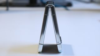 Samsung Galaxy Z Flip 5 à moitié ouvert posé sur une table d'exposition