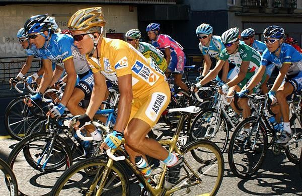 Alexandre Vinokourov (Astana) in the thick of it