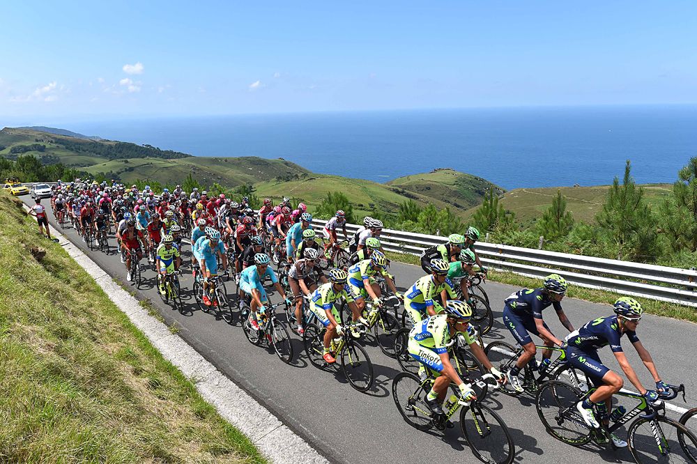 The peloton at the Clasica San Sebastian
