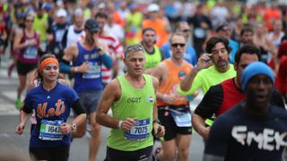 ein foto von läufern beim new york city marathon