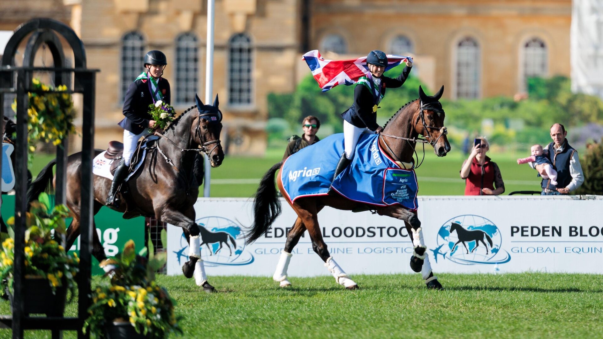 3CNPTYA Woodstock, Oxfordshire, UK. 21st Sep, 2025. Laura Collett of Great Britain with London 52 during the prize giving ceremony at the Agria FEI Eventing European Championship at Blenheim Palace