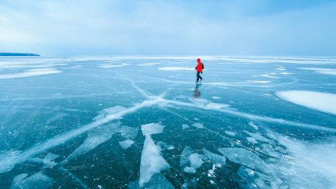 How thick should ice be to walk on? Plus tips for walking on ice | Advnture