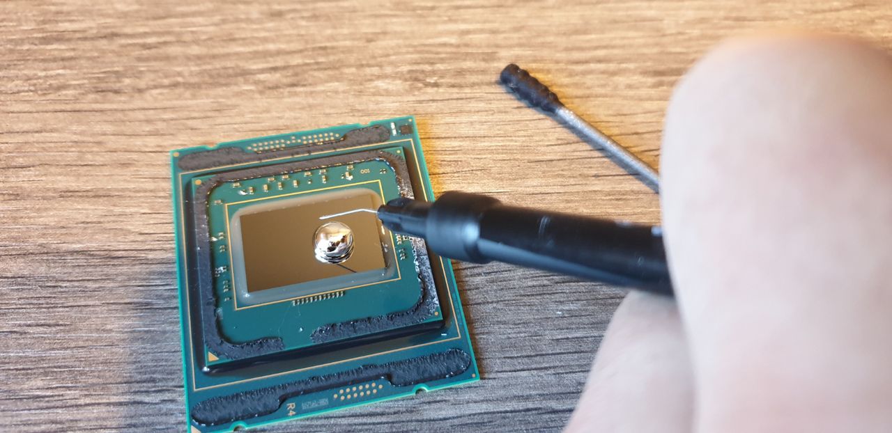 the process of delidding an old Intel chip and applying liquid metal between the die and the IHS