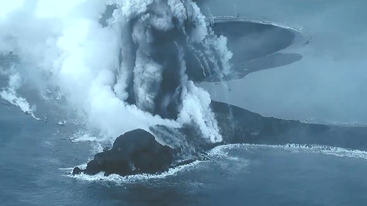 日本の新しい火山島が再び爆発し、その劇的な爆発がカメラに捉えられました。