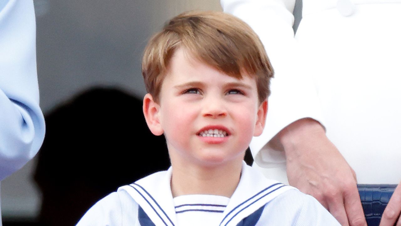  Prince William&#039;s father&#039;s day photo - Prince Louis of Cambridge watches a flypast from the balcony of Buckingham Palace during Trooping the Colour on June 2, 2022 in London, England.