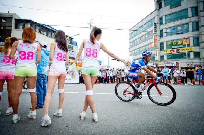 Korean idol dancers cheered up riders at Tour de Korea