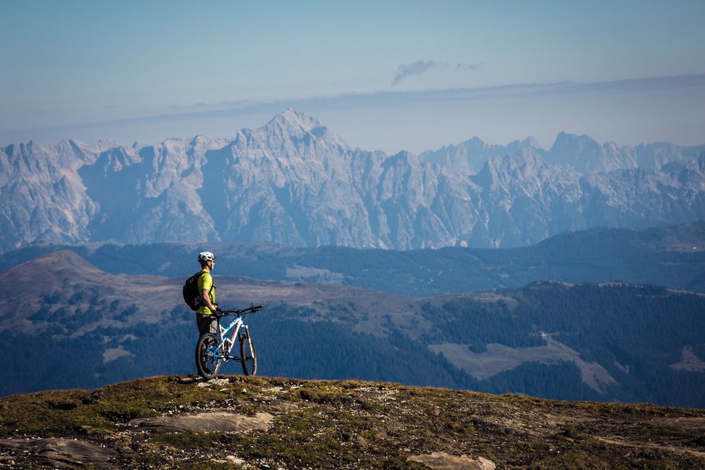 Experienced mountain bikers in search of demanding terrain and new challenges can choose from three designated freeride trails on the Kitzsteinhorn glacier (Sebastian Doerk)