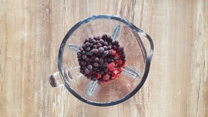 Food processors vs blenders, blender with fruit in