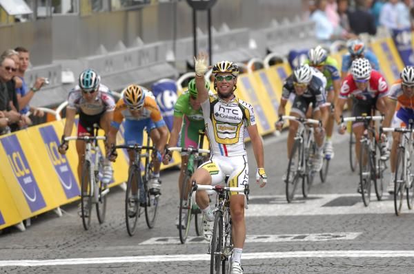 Mark Cavendish (HTC-Columbia) takes Paris