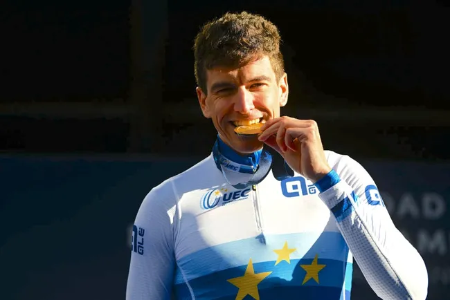 Edoardo Affini con la medaglia doro agli Europei di Limburgo 2024 (Photo credit: Getty Images)