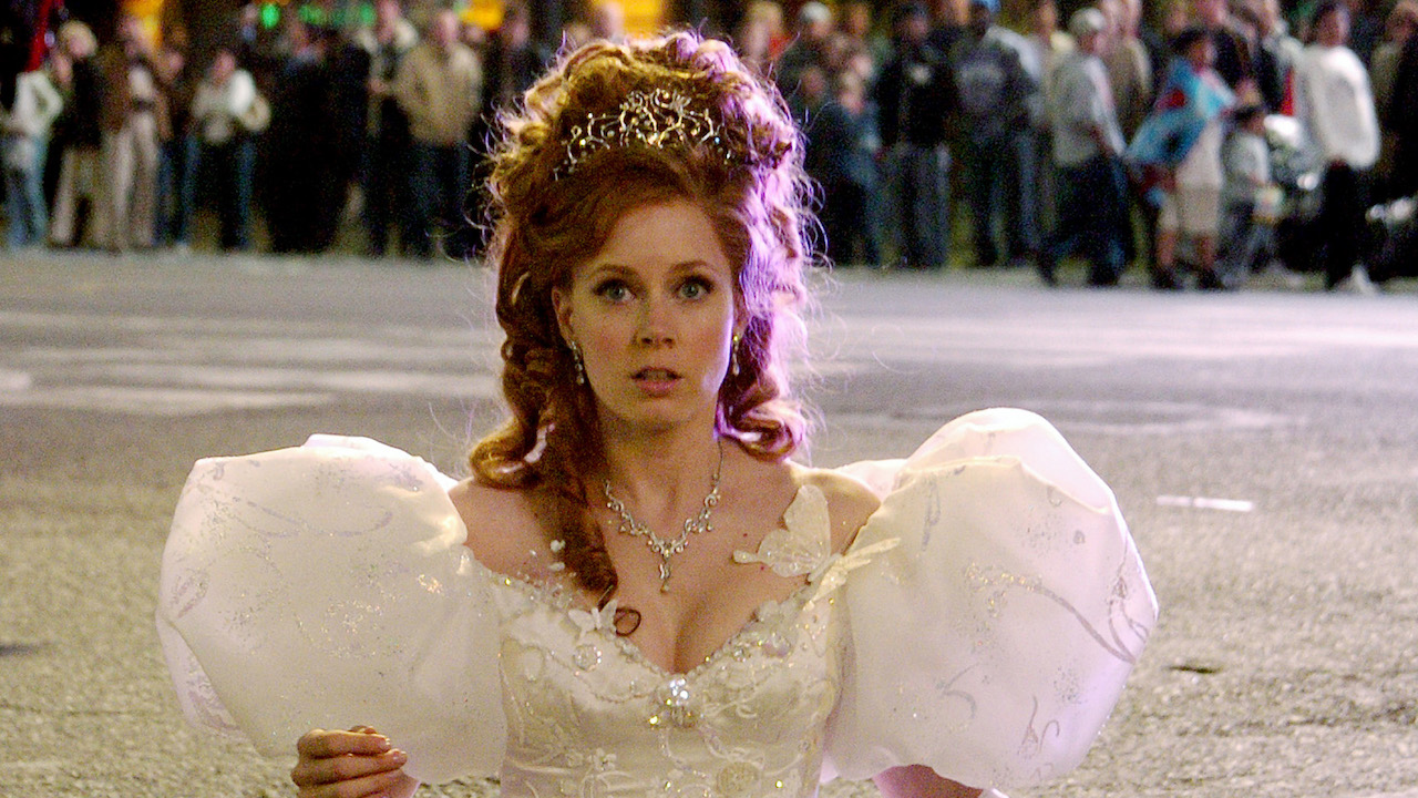 Amy Adams as Gisele in a white dress in NYC in Enchanted