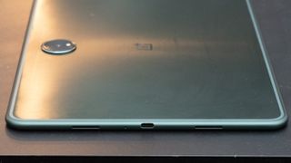 OnePlus Pad med synlig USB-C port i den ene side.