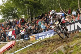 Moseley prevails, extends World Cup lead