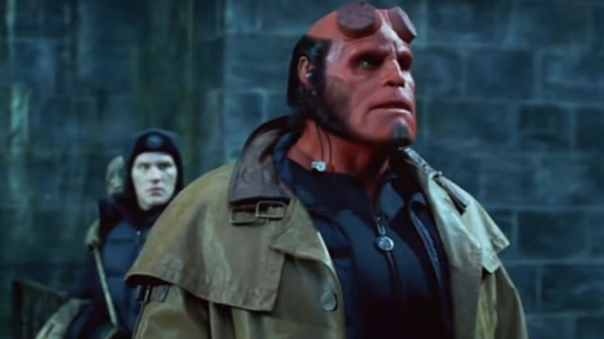 Ropn Perlman wearing a brown trenchcoat and shaved horns in Hellboy