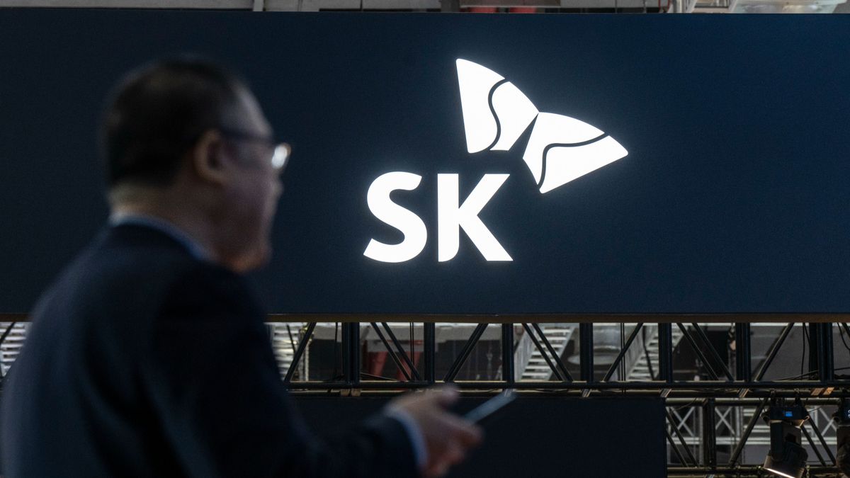 SK hynix places record $8 billion order for ASML EUV lithography machines — should pay for up to 30 EUV machines over two years, serving HBM and advanced DRAM production