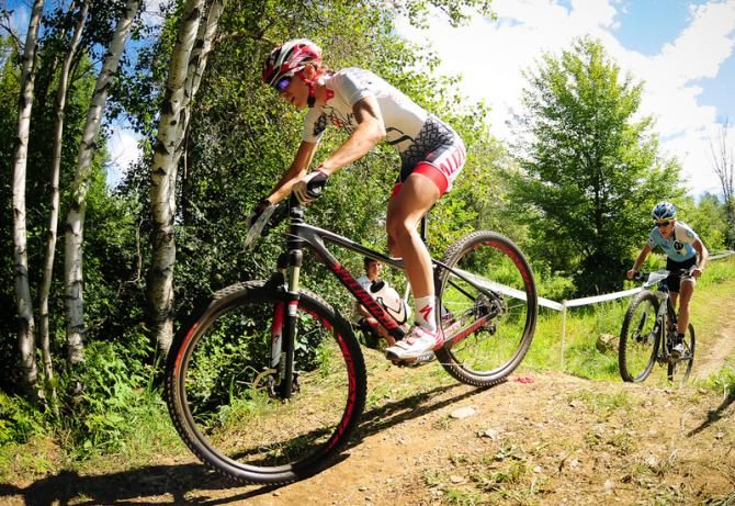 Lea Davison (Specialized) entering the woods