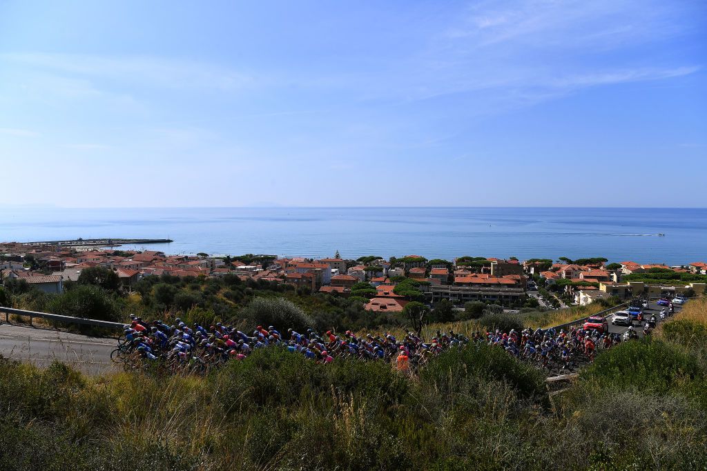 The peloton during stage 3 at Tirreno-Adriatico