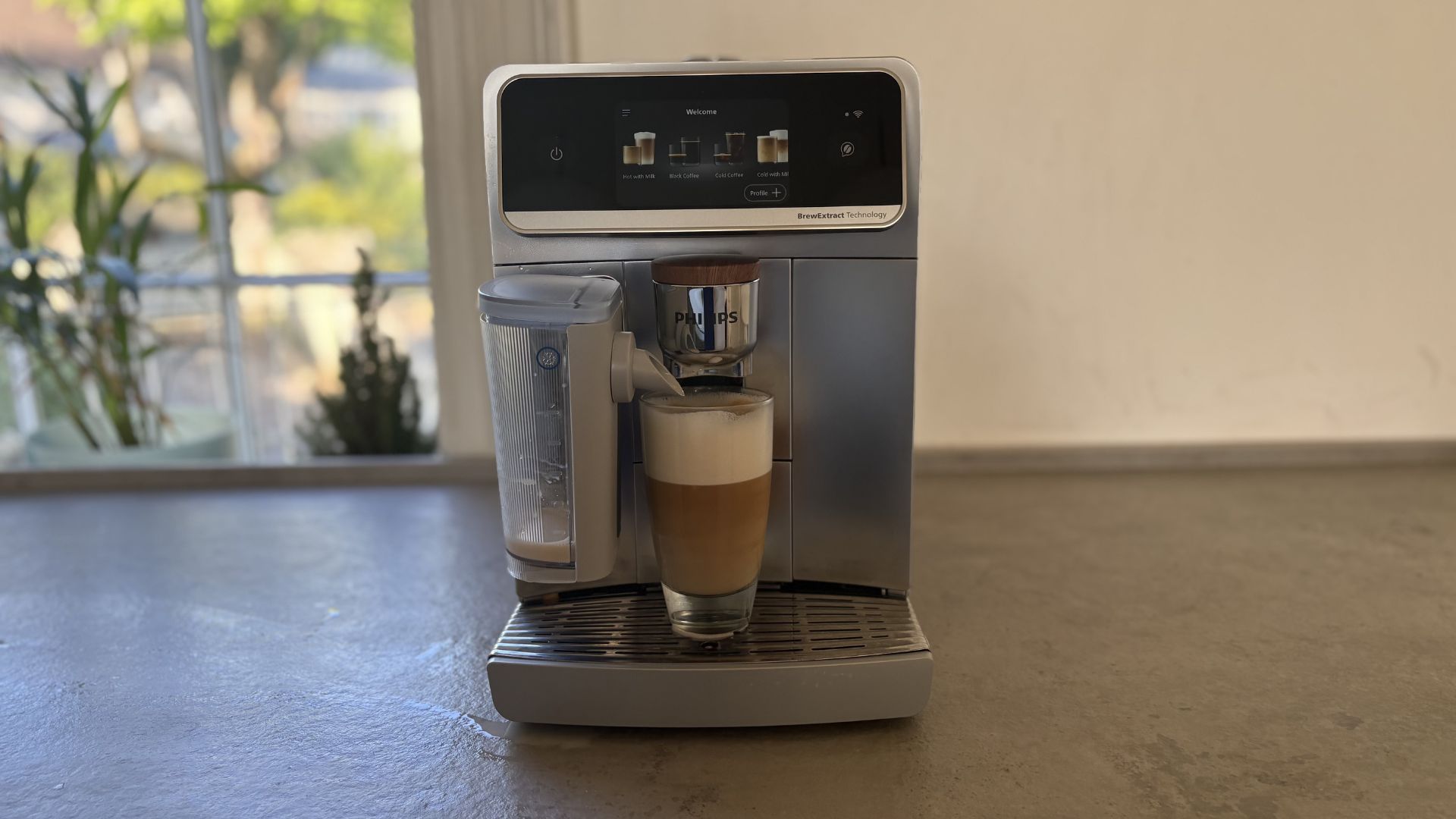 Testing the Philips Caf&amp;eacute; Aromis 8000 Series Bean to Cup Coffee Machine on the counter