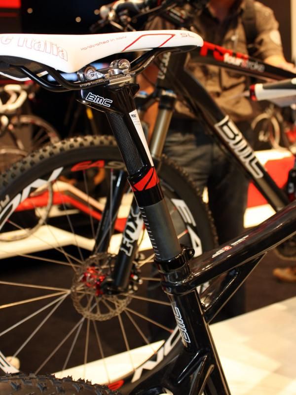 The Teamelite's TCC seatpost is designed to flex rearward.