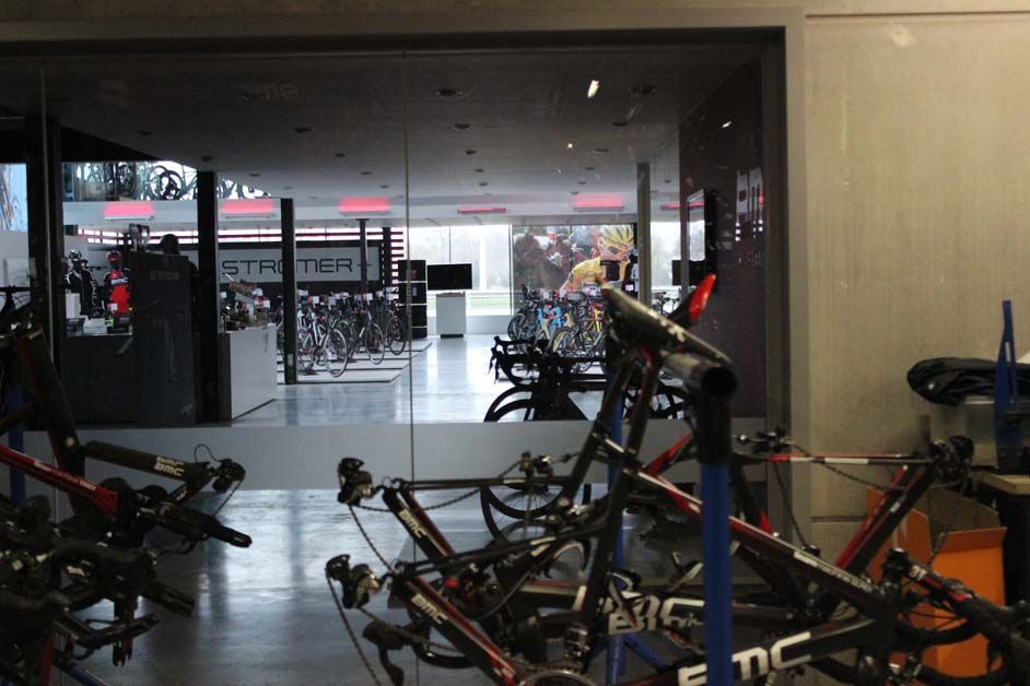 The service course is joined onto the concept store
