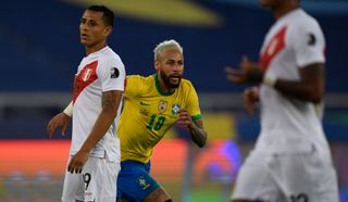 Neymar spiller når Brasil – Serbia møtes. Her er stjerna i aksjon mot Peru. 