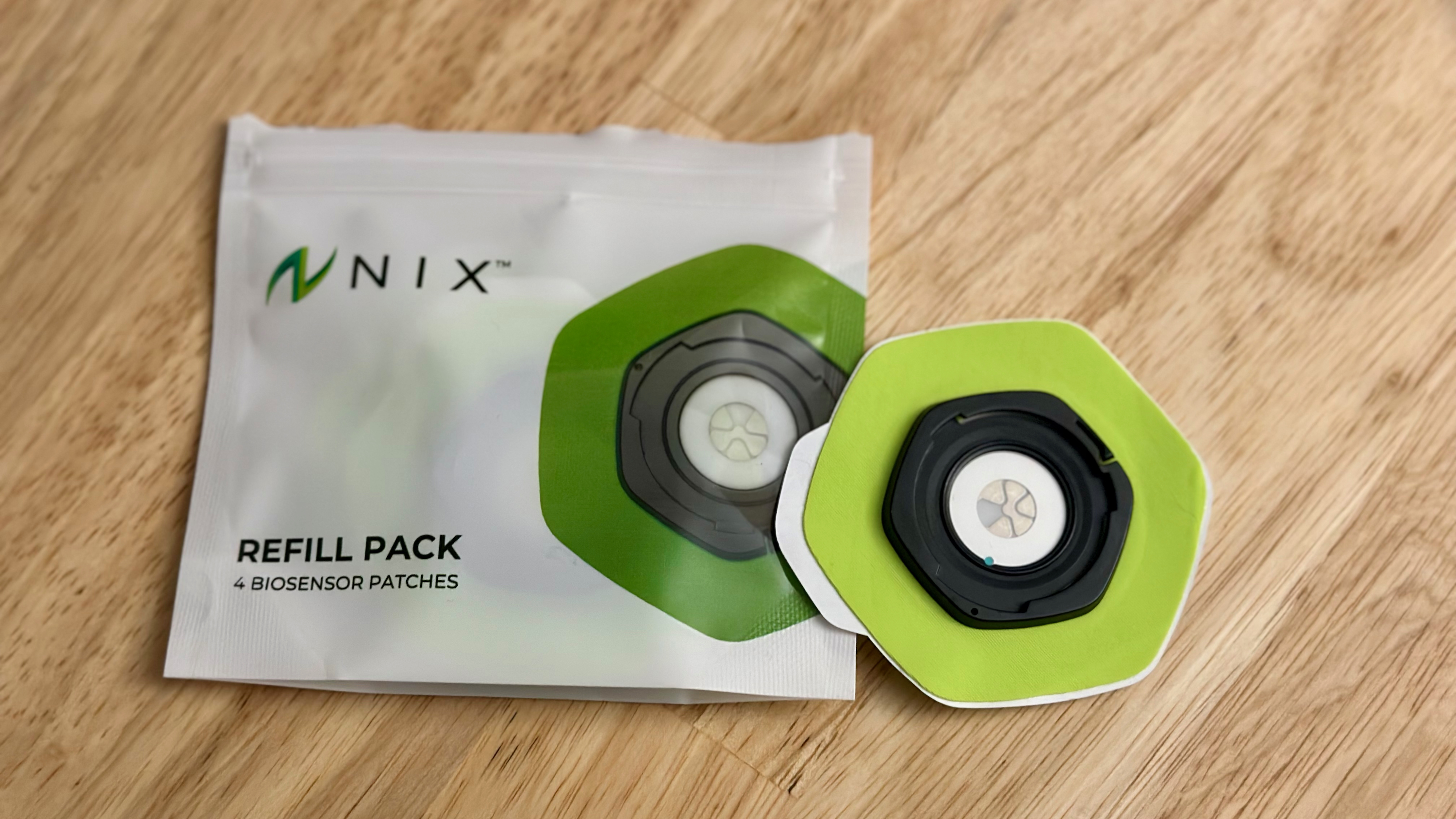 El biosensor Nix y una bolsa de pegatinas de recambio