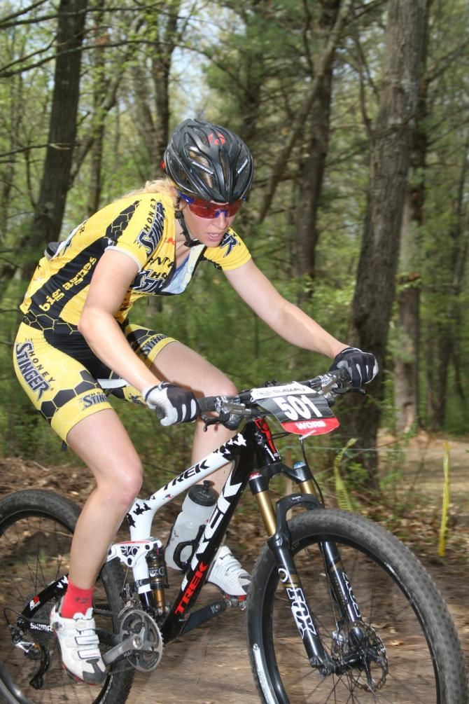 Abby Strigel (Honey Stinger/ Bontrager) dealing with heat in the front of the pack