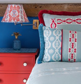 How to mix patterns: fabrics on a bed