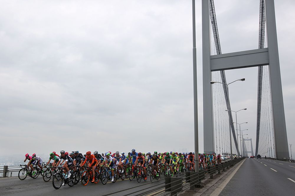The peloton passing over a bridge