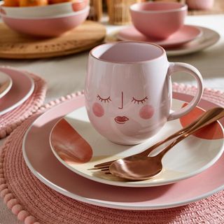 print dinner plate with face print mug and pink pompom tablemat