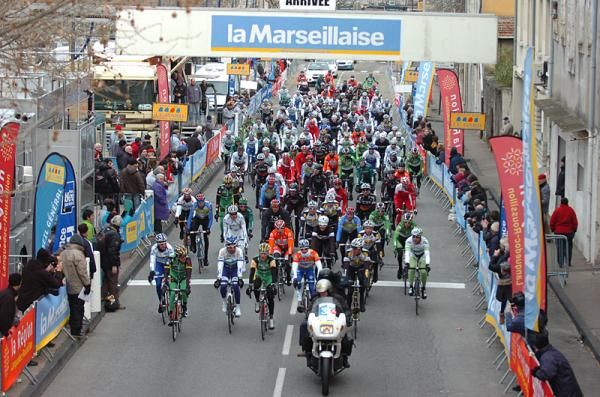 The peloton not exactly racing at the start of the circuit