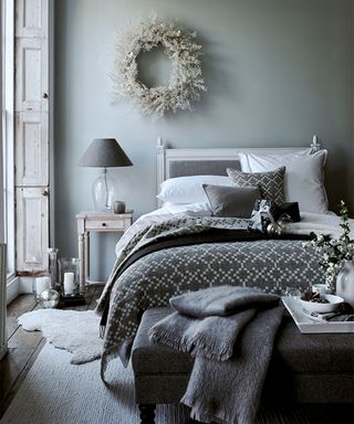 Christmas bedroom decor ideas with green and white bedroom