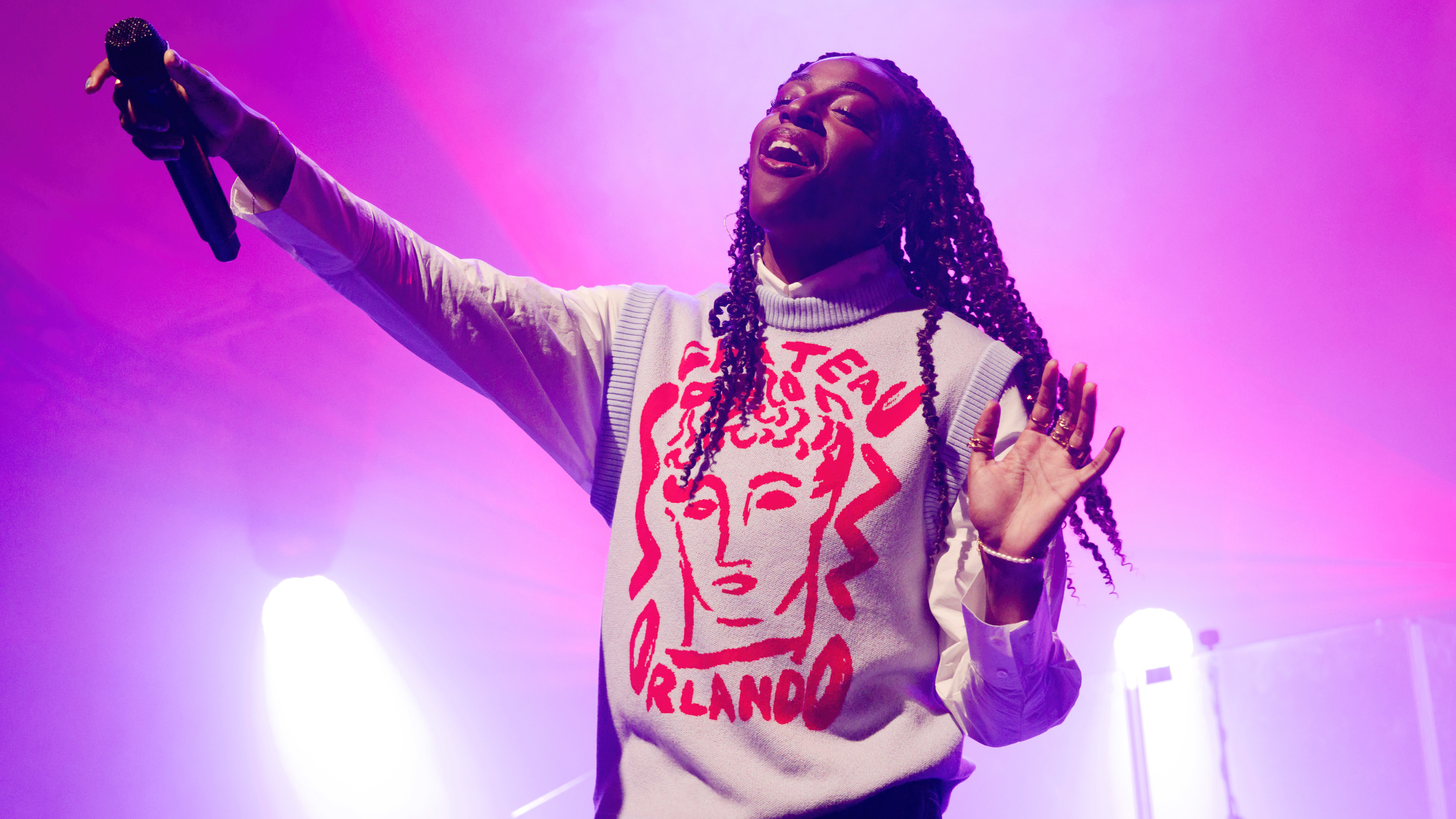 Singer Cat Burns performs live on stage during a concert at the Metropol on Oktober 8, 2024 in Berlin, Germany.