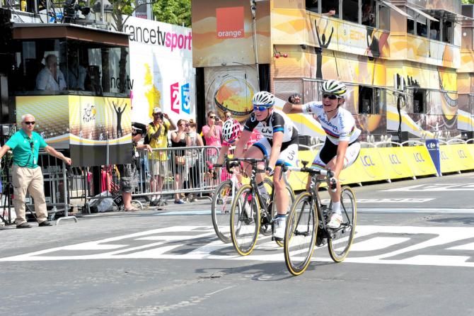 Marianne Vos (Rabo-Liv) knows she's got the win over Kirsten Wild (Giant-Shimano)