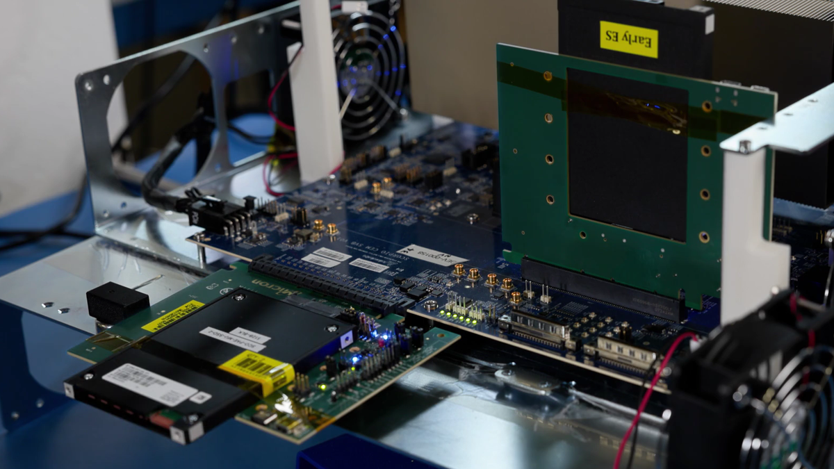 Micron shows off world's fastest PCIe 6.0 SSD, hitting 27 GB/s speeds — Astera Labs PCIe 6.0 switch enables impressive sequential reads