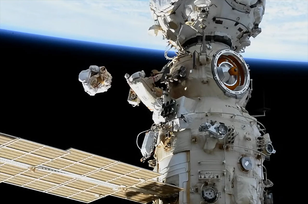 Le cosmonaute russe Oleg Artemyev largue un paquet de couvertures isolantes qui ont été retirées du bras robotique européen en préparation pour que le télémanipulateur fasse ses premiers pas lors d'une sortie dans l'espace à l'extérieur de la Station spatiale internationale le jeudi 28 avril 2022.