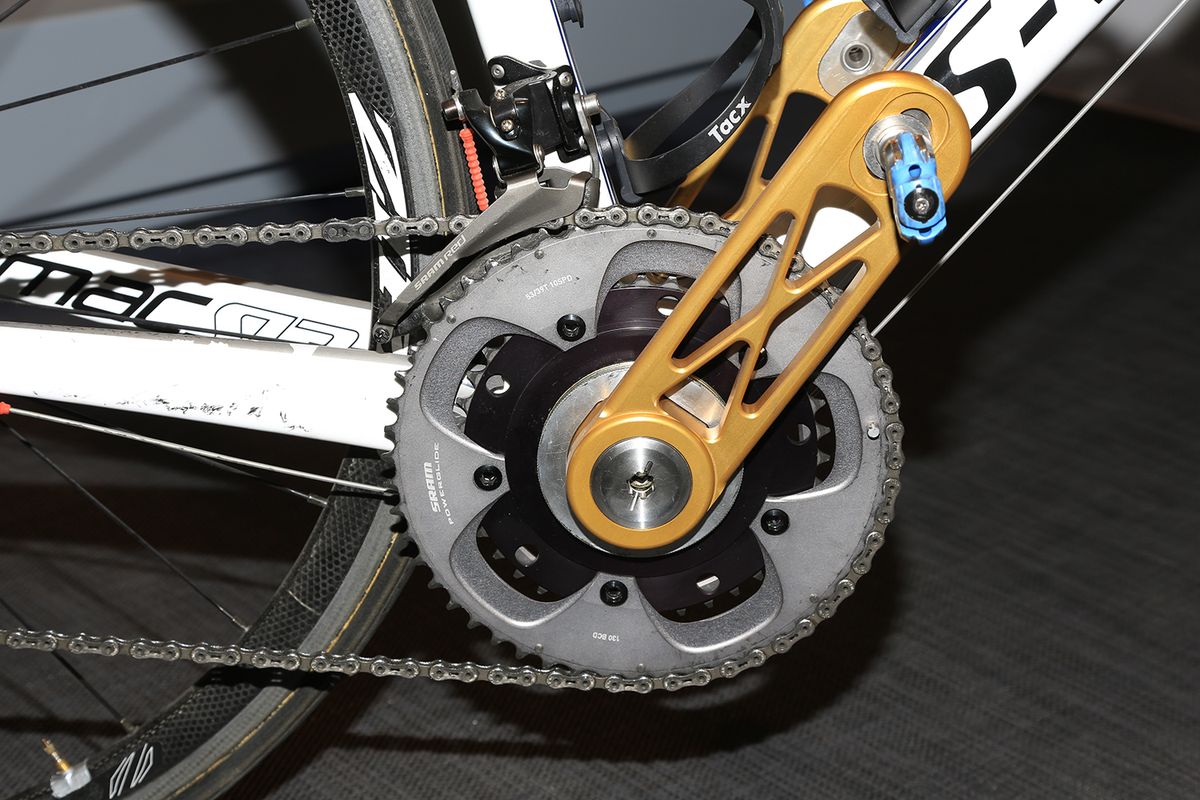 An old Specialized has independent cranks for training muscle balance