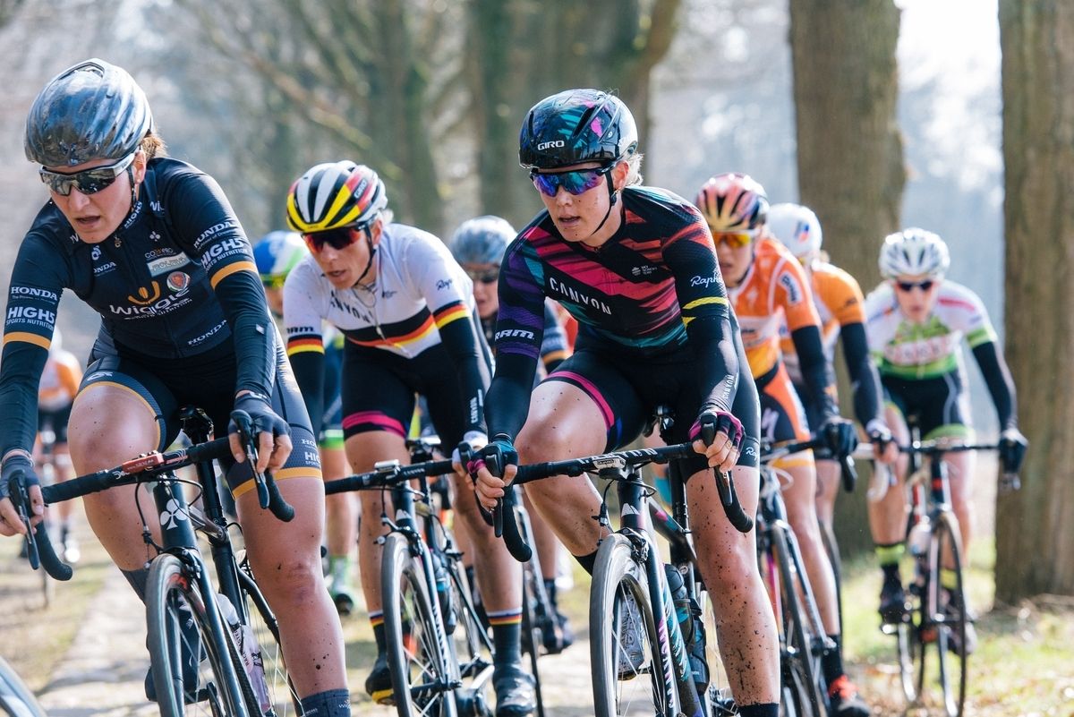 Tiff Cromwell (Canyon//SRAM) moving up on the outside