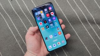 L'Oppo Reno 12 Pro sur un fond gris et blanc.