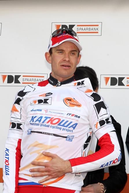 Alexander Kristoff (Katusha) dons the leader's jersey after stage 3a.