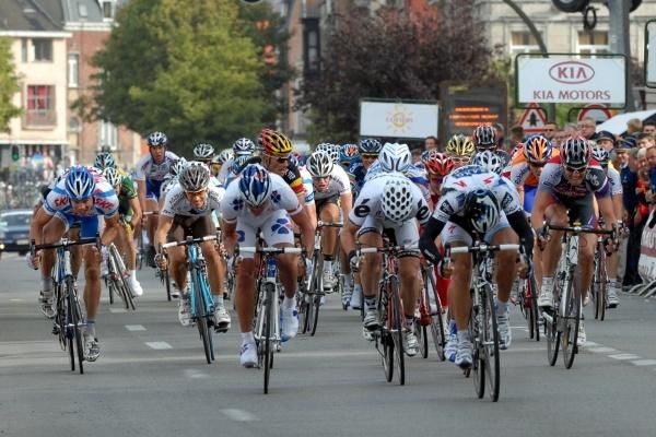 Yauheni Hutarovich (Fran&ccedil;aise Des Jeux) and Roger Hammond (Cervelo TestTeam) had no answer for Haedo (Saxo Bank) in the end.