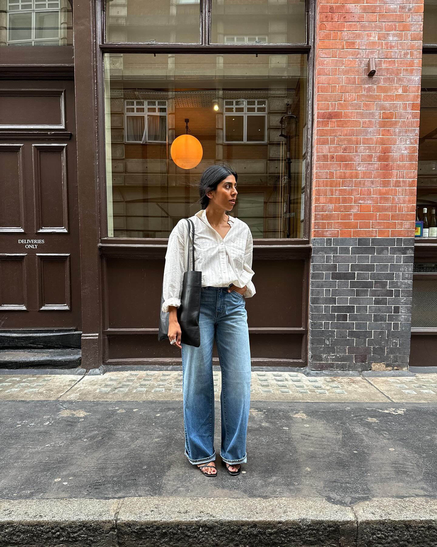 An image of @monikh wearing a summer trend to wear with jeans.