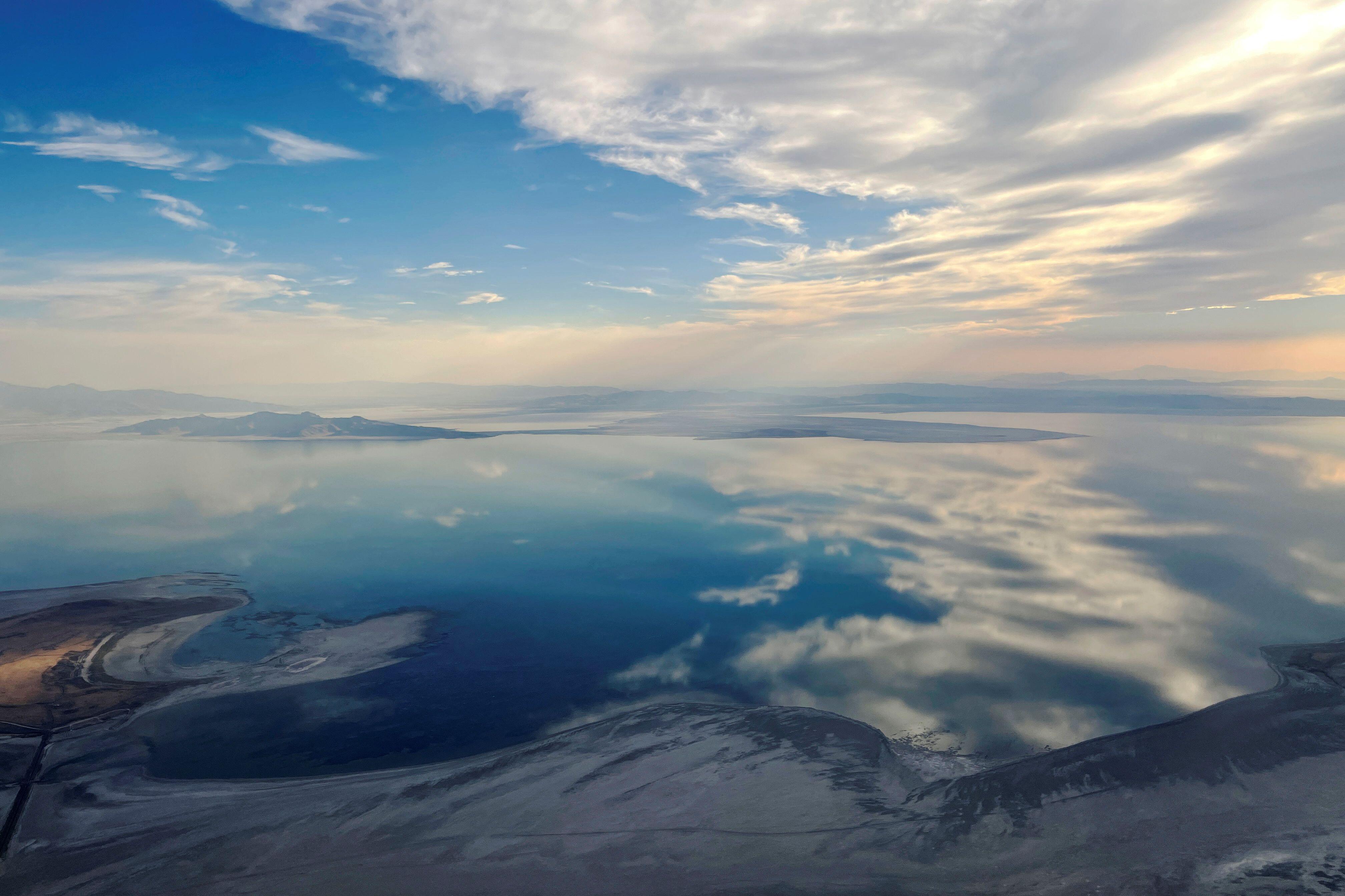 Las nubes se reflejan en el agua restante en el Gran Lago Salado