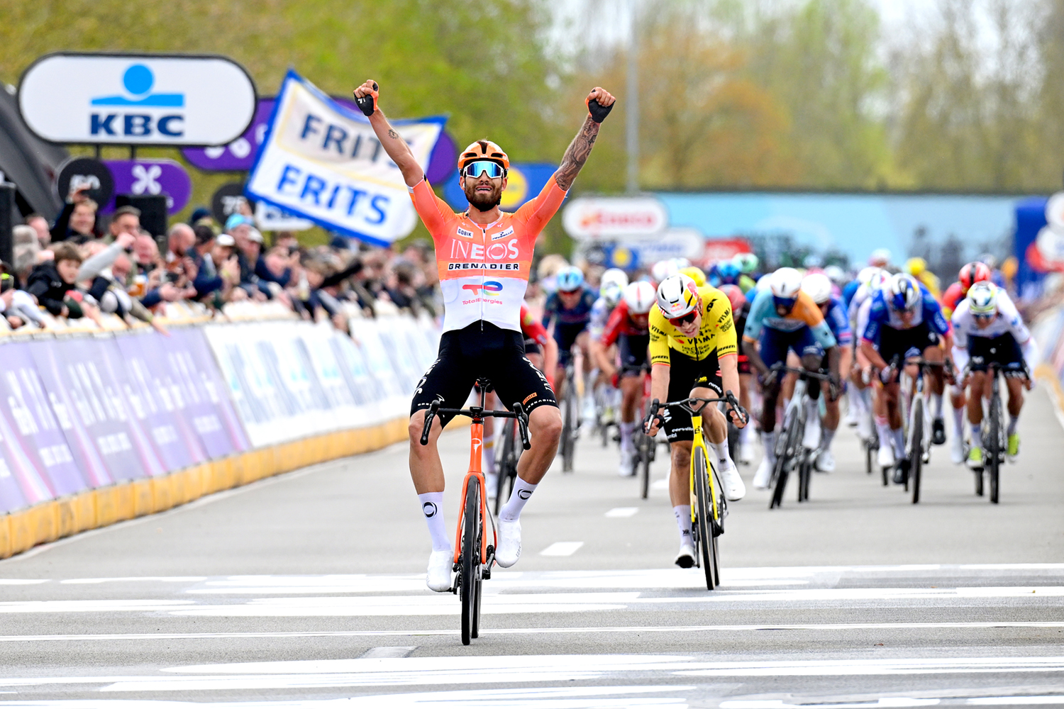As It Happened - How Filippo Ganna broke Wout Van Aert's heart and won Dwars door Vlaanderen with a finish line catch