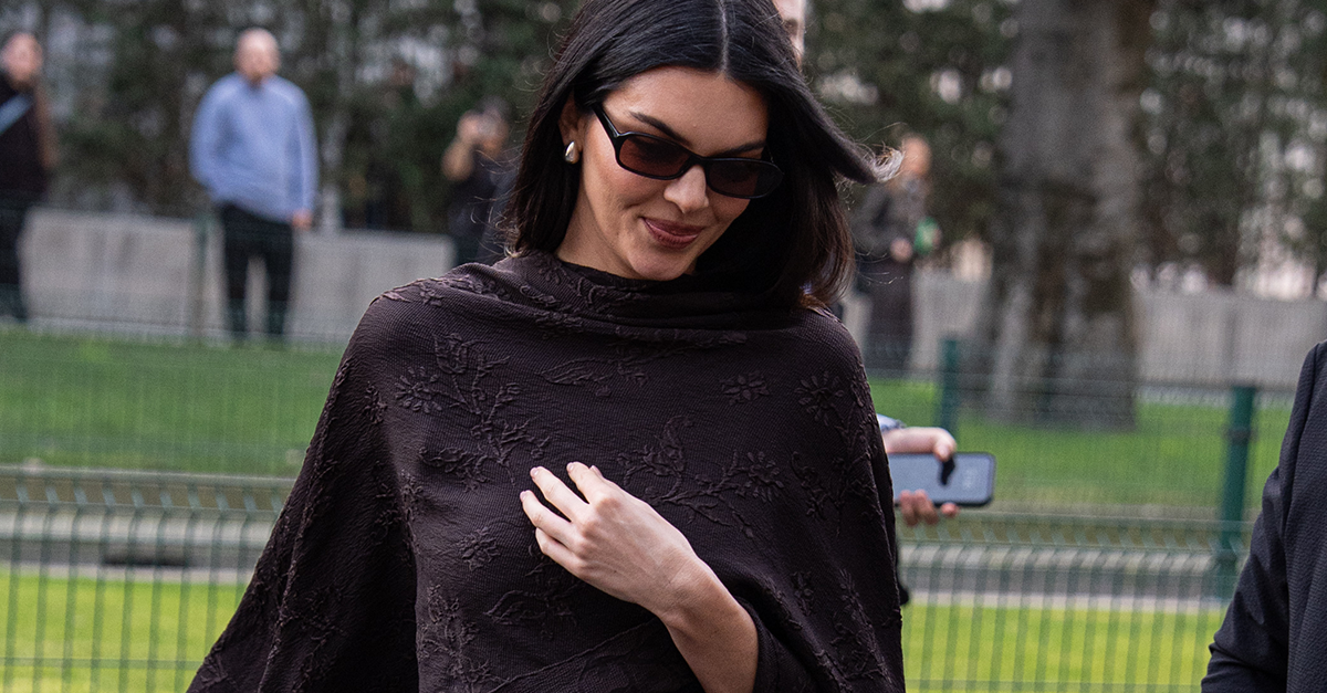 Fashion Girls Are Wearing Chic Printed Shawls This Fall 2026 Fashion Girls Are Wearing Chic Printed Shawls This Fall 2026