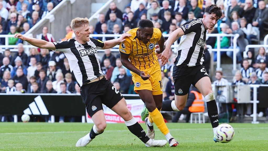 Danny Welbeck of Brighton &amp; Hove Albion scores his team&#039;s first goal under pressure from Lewis Hall and Tino Livramento of Newcastle United during the Premier League match between Newcastle United FC and Brighton &amp; Hove Albion FC at St James&#039; Park on October 19, 2024 in Newcastle upon Tyne, England.