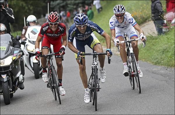 Greg Van Avermaet (BMC) and Marco Marcato (Vacansoleil-DCM) bridge to Arnaud Gerard (FDJ).